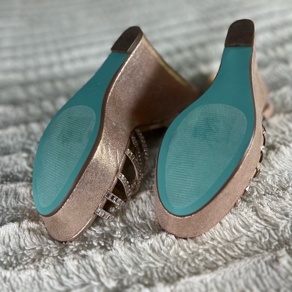 Blue by Betsey Johnson Ember Wedge Sandals Rhinestone Straps size 9 NEW - Picture 7 of 7